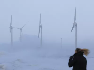Waves crash against wind turbines during Storm Eunice at Boulogne-sur-Mer, France, February 18, 2022. REUTERS/Pascal Rossignol / Foto: Pascal Rossignol