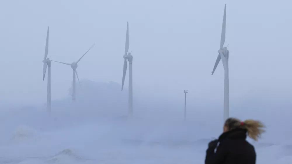 Waves crash against wind turbines during Storm Eunice at Boulogne-sur-Mer, France, February 18, 2022. REUTERS/Pascal Rossignol / Foto: Pascal Rossignol