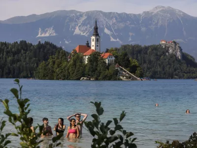 - 21.7.2022 - Bled - Blejski otok, kopalci, turisti, vročina, hlajenje, jezero, vodne aktivnosti //FOTO: Jaka Gasar