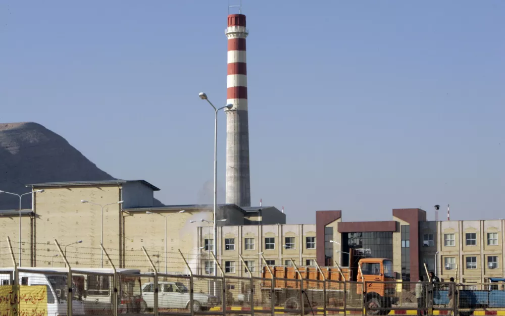 General view shows Uranium Conversion Facility (UCF) in Isfahan, about 430 km (267 miles) south of Iran's capital Tehran, January 22, 2006. REUTERS/Raheb Homavandi