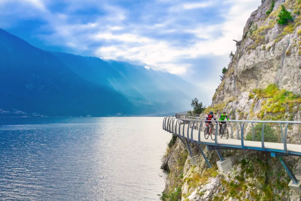 Med kolesarji je Gardsko jezero z okolico zelo priljubljeno.