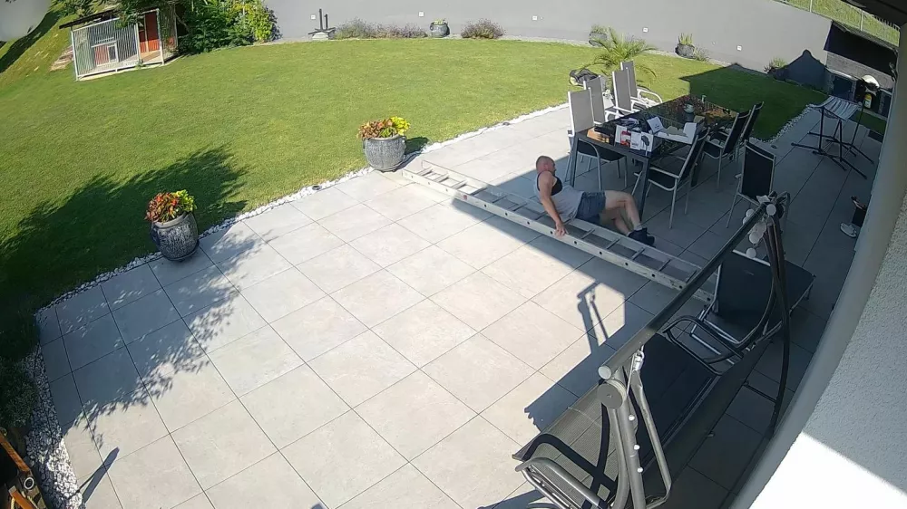 Dejan Zavec je že na nogah. Vir: FB