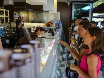 - Portorož - gostinski lokal - sla&scaron;čičarna Cacao -turizem, turistična sezona - 19.07.2016 - Poletni Dnevnik - počitni&scaron;ka reportaža na slovenski obali - poletno dopustovanje - turizem - poletje -      //FOTO: Bojan Velikonja