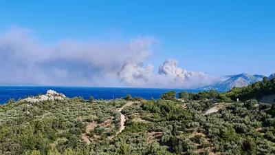 21.06.2025., Makarska - U mjestu Pisak koji se nalazi izmedju Omisa i Makarske izbio je pozar u sumi iznad magistrale. Nestalo je i struja, a avioni i vatrogasci su na terenu. Photo: Matko Begovic/PIXSELL