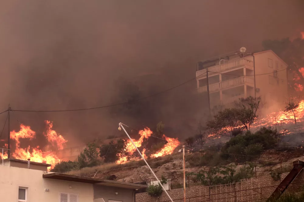 21.06.2025., Pisak - Rano jutros izbio je veliki pozar u sumi iznad magistrale. Bura otezava situaciju, a uz vatrogasce na terenu, u gasenju pozara sudjeluju i mjestani. Kako nesluzbeno doznaje Dalmacija Danas, u tijeku je evakuacija gradjana i turista. Photo: Ivo Cagalj/PIXSELL