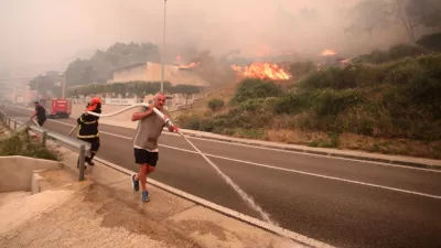 21.06.2025., Pisak - Rano jutros izbio je veliki pozar u sumi iznad magistrale. Bura otezava situaciju, a uz vatrogasce na terenu, u gasenju pozara sudjeluju i mjestani. Kako nesluzbeno doznaje Dalmacija Danas, u tijeku je evakuacija gradjana i turista. Photo: Ivo Cagalj/PIXSELL