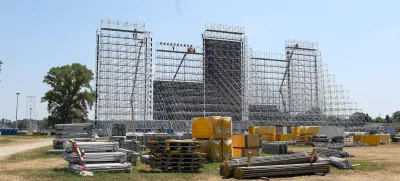 19.06.2025., Hipodrom, Zagreb - Radovi na izgradnji pozornice za Thompsonom koncert na Hipodromu. Privremeno je zatvorena za promet Antallova od Cimermanove do Holjevceve ulice do 23.6. Photo: Goran Stanzl/PIXSELL