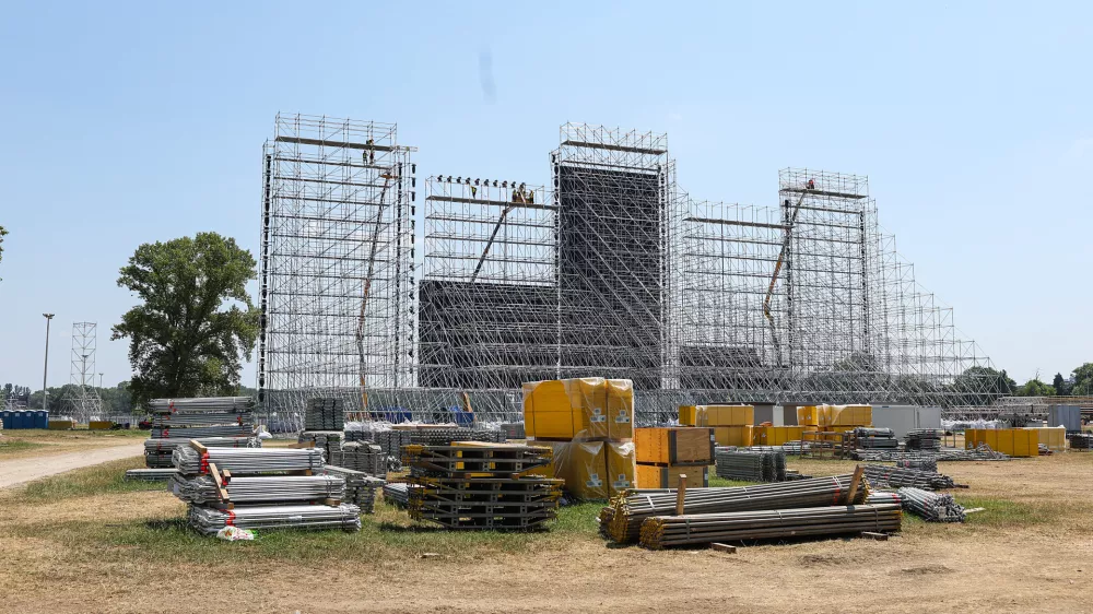 19.06.2025., Hipodrom, Zagreb - Radovi na izgradnji pozornice za Thompsonom koncert na Hipodromu. Privremeno je zatvorena za promet Antallova od Cimermanove do Holjevceve ulice do 23.6. Photo: Goran Stanzl/PIXSELL