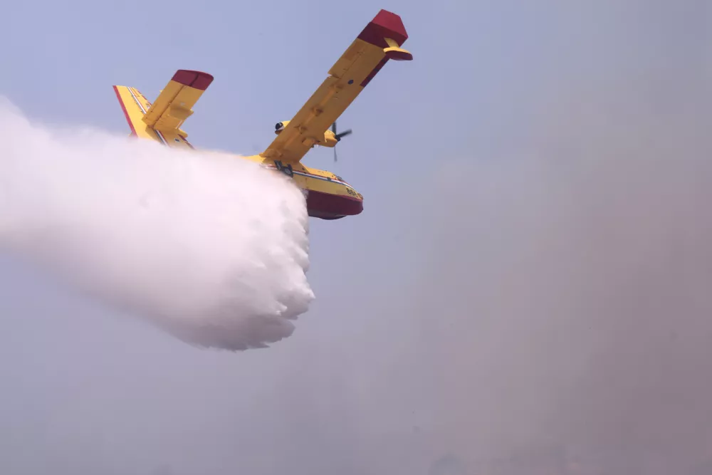 21.06.2025., Pisak - Od jutra bura stvara velike probleme pri gasenju pozara u Pisku, Marusicima i Mimicama. Jedan kanader uspio se probiti te trenutno pomaze vatrogascima u gasenju zarista. Photo: Ivo Cagalj/PIXSELL