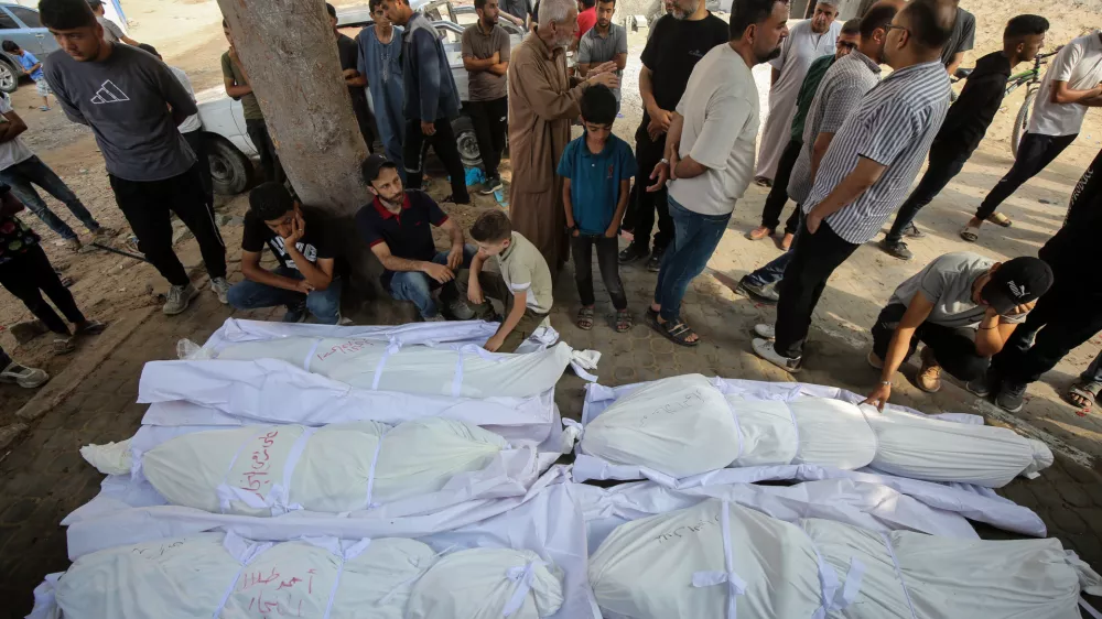 21 June 2025, Palestinian Territories, Gaza CityPalestinians mourn over the bodies of thosw who were killed in Israeli attacks, outside the morgue of Al-Shifa Hospital in Gaza City. PhotoOmar Ashtawy/APA Images via ZUMA Press Wire/dpa