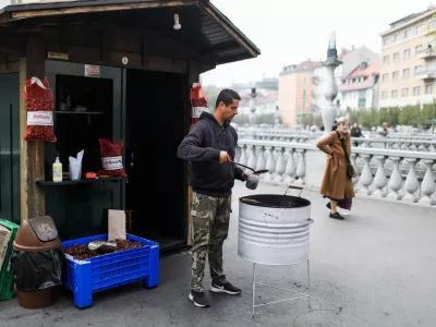 - 19.10.2022 - prodaja pečenega kostanja v Ljubljani - utica za peko in prodajo kostanja - kostanjepek - kostanj - //FOTO: Bojan Velikonja