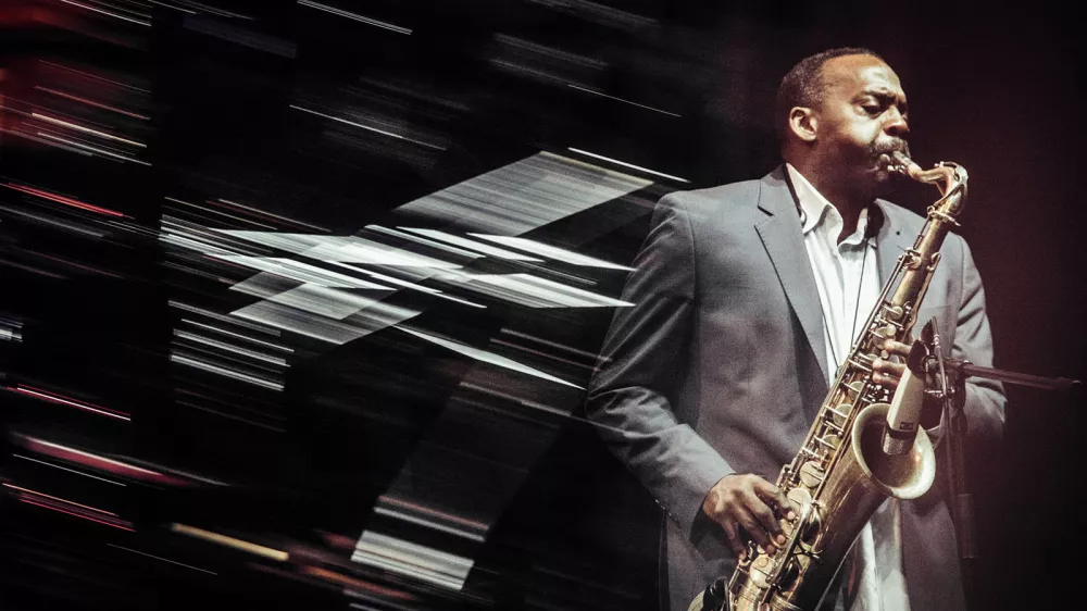 Nujnost kritike skozi glasbo