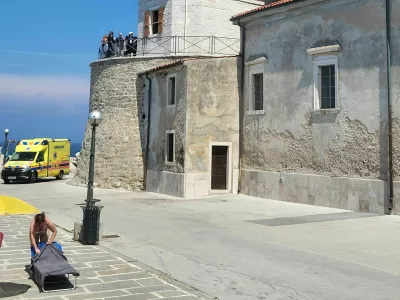 Piranska Punta s cerkvijo Marije Zdravja, 12-metrskim zvonikom in svetilnikom.