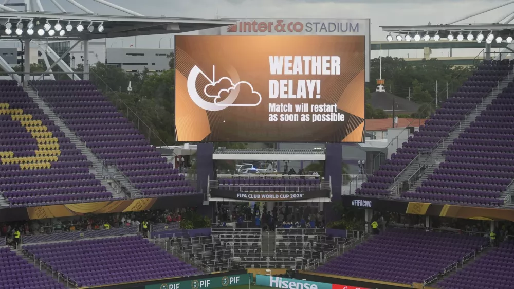 Prazni stadioni, nevihte, strele in peklenska vročina