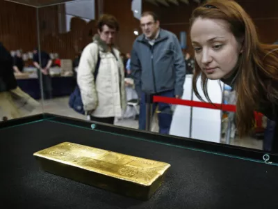 Zlata palica London Good Delivery teže 12,44 kg vredna več kot 33o tisoč evrov prvič v Sloveniji - - Družba Moro & Kunst, d.o.o. trgovanje z naložbenim zlatom, - Zlato palico družbi Moro posoja svetovno priznana &scaron;vicarska kovnica Argor Heraeus.//FOTO: Matej Pov&scaron;e