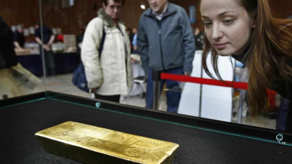 Zlata palica London Good Delivery teže 12,44 kg vredna več kot 33o tisoč evrov prvič v Sloveniji - - Družba Moro & Kunst, d.o.o. trgovanje z naložbenim zlatom, - Zlato palico družbi Moro posoja svetovno priznana &scaron;vicarska kovnica Argor Heraeus.//FOTO: Matej Pov&scaron;e