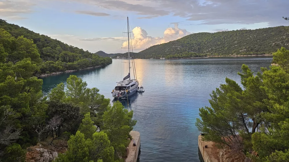 Pogled od zgoraj na zakloni&scaron;če za ladje v Uvali Kremena. / Foto: Mladen Zobec