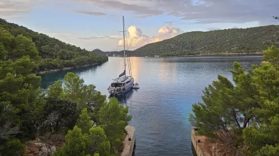 Pogled od zgoraj na zakloni&scaron;če za ladje v Uvali Kremena. / Foto: Mladen Zobec