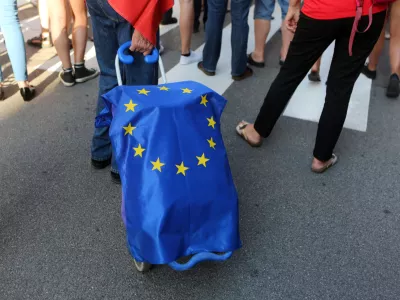 07.07.2016 - ?- simbolična fotografija - Evropa - evropska zastava - EU - Evropska unija - shod v organizaciji gibanja za aktivno državljanstvo Puntarji pred poslopjem vlade na Gregorčičevi 25 v zvezi z zadnjim dogajanjem v Luki.  //FOTO: Luka Cjuha./FOTO: Luka Cjuha