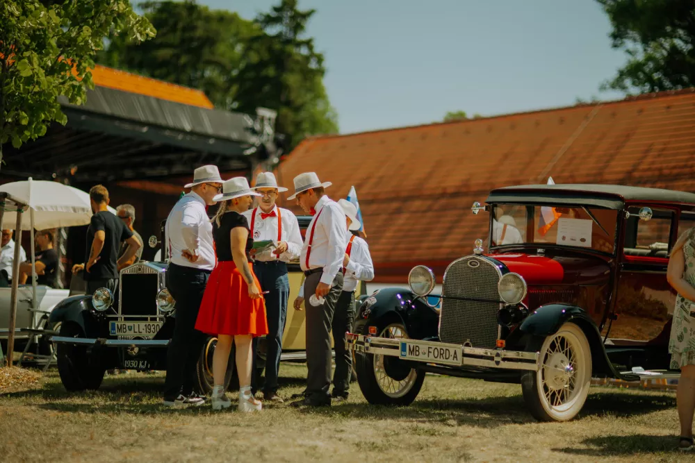 Ford model A iz leta 1928 je zmagal v dveh kategorijah: najstarej&scaron;e vozilo ter eleganca lastnika in vozila. / Foto: Anej Ferko