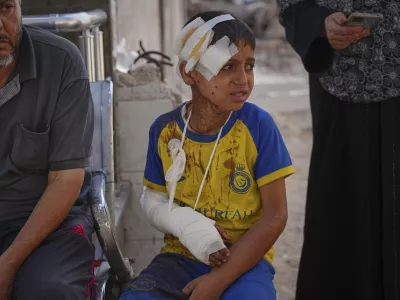 Hamam Al-Farani, sits along with other family members as the body of his father, Alaa, killed in an Israeli army strike that also injured the boy, is prepared for burial at Shifa hospital in Gaza City, Tuesday, June 24, 2025. (AP Photo/Jehad Alshrafi) / Foto: Jehad Alshrafi