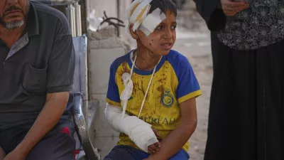 Hamam Al-Farani, sits along with other family members as the body of his father, Alaa, killed in an Israeli army strike that also injured the boy, is prepared for burial at Shifa hospital in Gaza City, Tuesday, June 24, 2025. (AP Photo/Jehad Alshrafi) / Foto: Jehad Alshrafi