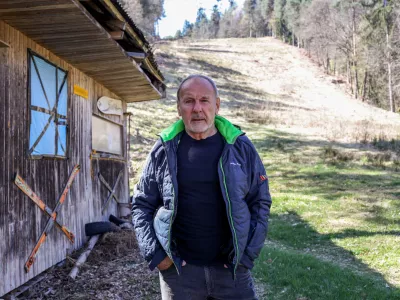 - 08.04.2025. - Viktor Gro&scaron;elj (bolje znan kot Viki Gro&scaron;elj), slovenski alpinist, planinski vodnik, gorski re&scaron;evalec, &scaron;portni pedagog in pisatelj na zapu&scaron;čenem Smuči&scaron;ču Gunclje.OPOMBA: ZA OBJAVO V NEDELJCU, zgodba o ledenikih, ledenik.//FOTO: Bojan Velikonja / Foto: Bojan Velikonja