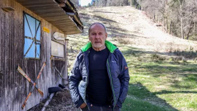 - 08.04.2025. - Viktor Gro&scaron;elj (bolje znan kot Viki Gro&scaron;elj), slovenski alpinist, planinski vodnik, gorski re&scaron;evalec, &scaron;portni pedagog in pisatelj na zapu&scaron;čenem Smuči&scaron;ču Gunclje.OPOMBA: ZA OBJAVO V NEDELJCU, zgodba o ledenikih, ledenik.//FOTO: Bojan Velikonja / Foto: Bojan Velikonja