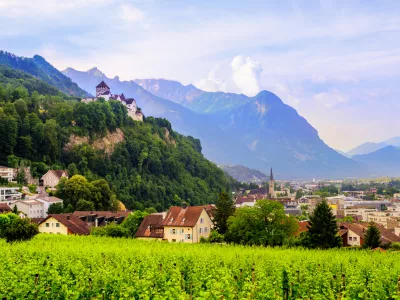 Vaduz z gradom na hribu. Od tam je krenila vojska in se tja tudi vrnila. / Foto: Istock
