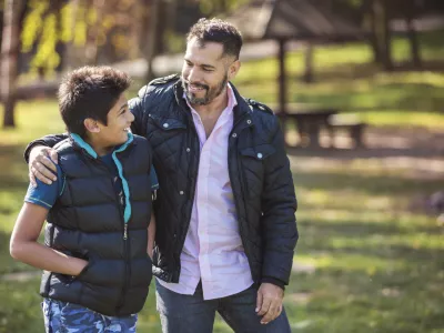 Father and son walking together and having confidential conversations / Foto: Sladic