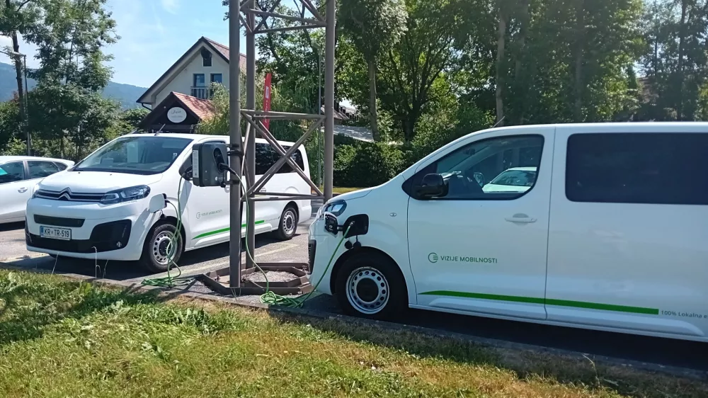 Električni gorski kombiji / Foto: Bojan Glavič