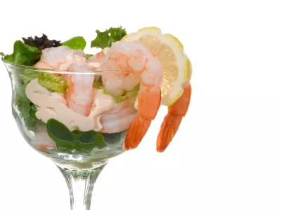 Closeup of delicious Prawn Cocktail. Fresh jumbo shrimps, cream, lettuce leaves, lemon wedge and zesty sauce. Appetizer served in cocktail glass. Copyspace.. / Foto: Evgenyb