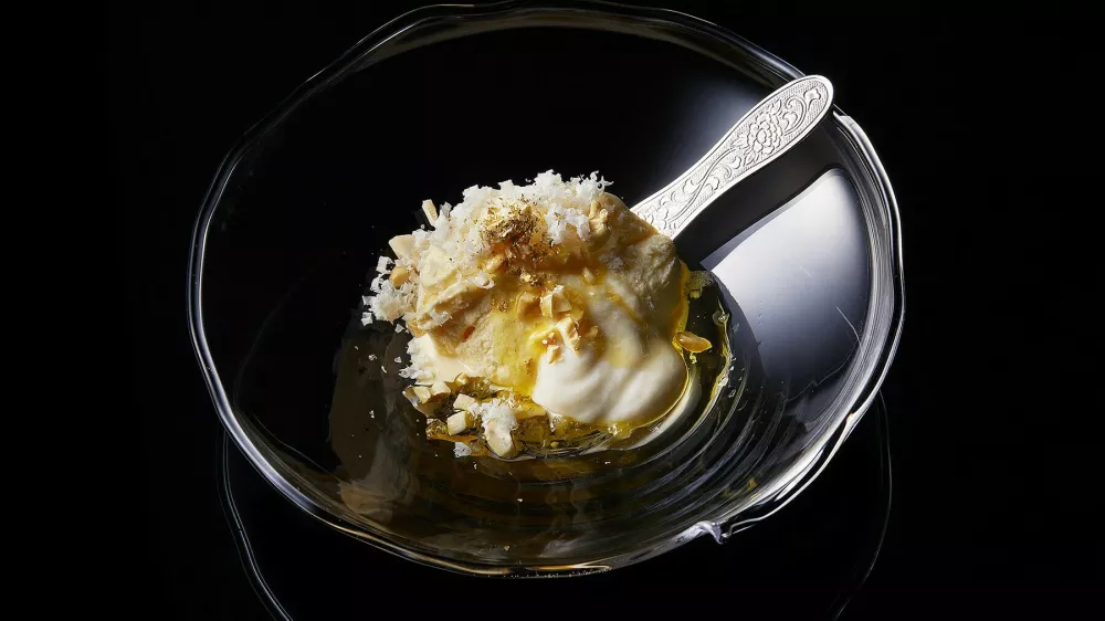 La glace la plus ch&egrave;re du monde &agrave; plus de 6 000 euros la portion a remport&eacute; le record du monde au Guiness au Japon The most expensive ice cream in the world at more than 6,000 euros per serving has won the Guinness world record in Japan,Image: 774561202, License: Rights-managed, Restrictions:, Model Release: no / Foto: Cellato Via Profimedia