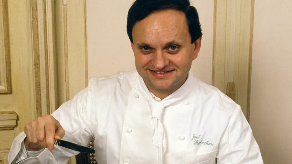 Jo&euml;l Robuchon na predstavitvi svojega kopuna z grobo soljo januarja 1989 v Parizu / Foto: Getty Images