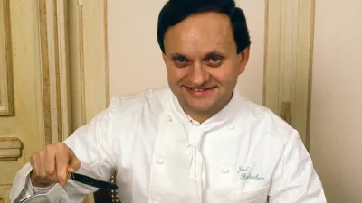 Jo&euml;l Robuchon na predstavitvi svojega kopuna z grobo soljo januarja 1989 v Parizu / Foto: Getty Images