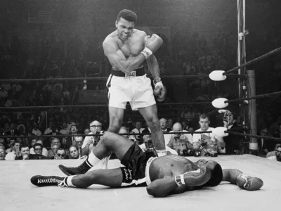 FILE - In this May 25, 1965, file photo, heavyweight champion Muhammad Ali, then known as Cassius Clay, stands over challenger Sonny Liston, shouting and gesturing shortly after dropping Liston with a short hard right to the jaw, in Lewiston, Maine. Ali, the magnificent heavyweight champion whose fast fists and irrepressible personality transcended sports and captivated the world, has died according to a statement released by his family Friday, June 3, 2016. He was 74. (AP Photo/John Rooney, File) / Foto: John Rooney