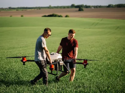 Opravljena registracija in usposabljanje &scaron;e ne pomenita, da lahko z dronom letite kjer koli in kadar koli./ Foto: Fenton Roman