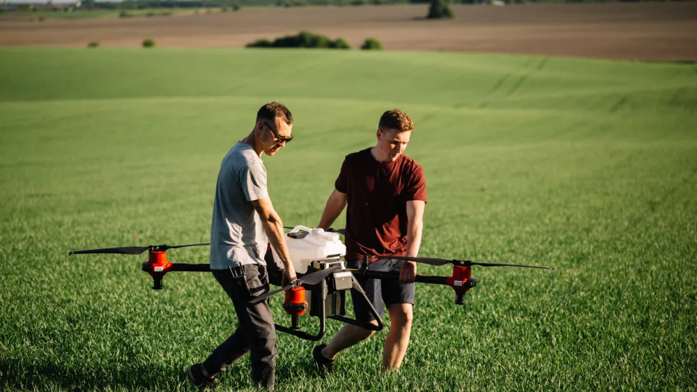 Opravljena registracija in usposabljanje &scaron;e ne pomenita, da lahko z dronom letite kjer koli in kadar koli./ Foto: Fenton Roman