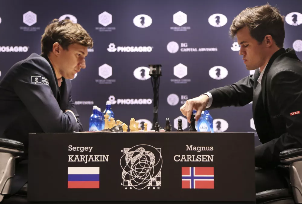 Chess world champion Magnus Carlsen, right, of Norway, makes a move as the challenger Sergey Karjakin, of Russia, watches during the fourth round of the World Chess Championship in New York, Tuesday, Nov. 15, 2016. (AP Photo/Seth Wenig) / Foto: Seth Wenig