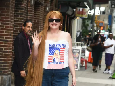 Megan Stalter tudi pri legendarnem&nbsp;Stephenu Colbertu.&nbsp;/ Foto: Profimedia