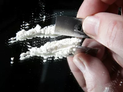 cocaine or other drugs cut with razor blade on mirror. hand dividing white powder narcotic / Foto: Tlnors