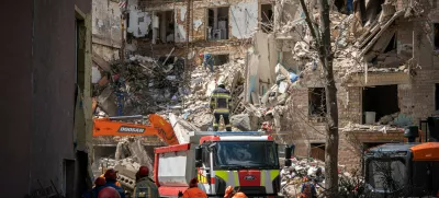 23 June 2025, Ukraine, Kyiv: Rescue teams search for survivors in the building destroyed by a Russian missile. Photo: Aleksandr Gusev/SOPA Images via ZUMA Press Wire/dpa