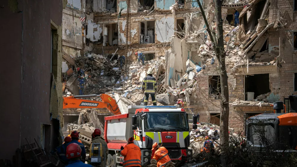 23 June 2025, Ukraine, Kyiv: Rescue teams search for survivors in the building destroyed by a Russian missile. Photo: Aleksandr Gusev/SOPA Images via ZUMA Press Wire/dpa