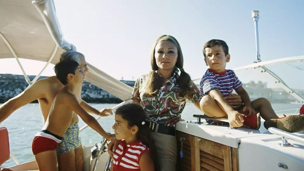 Pred islamsko revolucijo leta 1979 so iranske ženske, zlasti v urbanih sredi&scaron;čih, kot je Teheran, uživale precej&scaron;njo svobodo pri izbiri oblačil. Foto: youtube