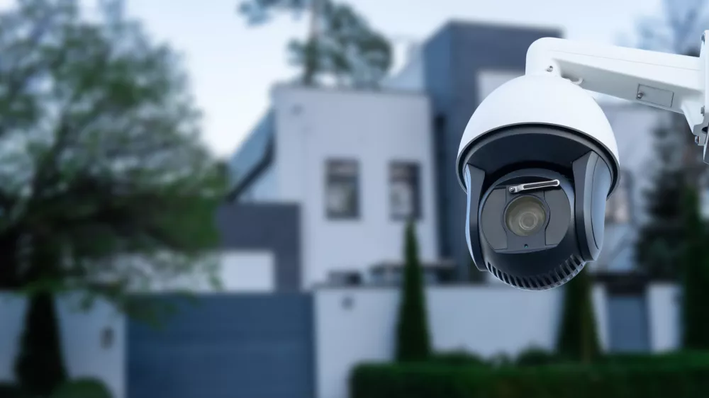 Kamera pred vrati: ko za&scaron;čita lastnine postane nezakonito snemanje sosedov