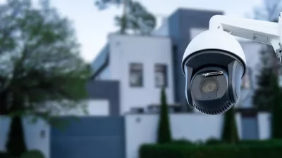 Kamera pred vrati: ko za&scaron;čita lastnine postane nezakonito snemanje sosedov