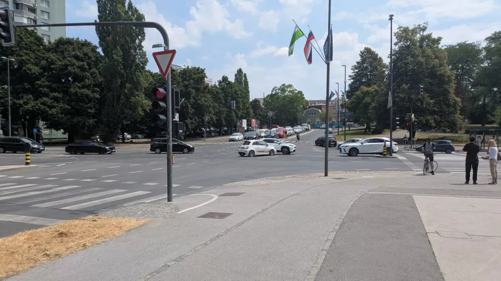 Trčenje vozil na križi&scaron;ču Vilharjeve in Topni&scaron;ke.