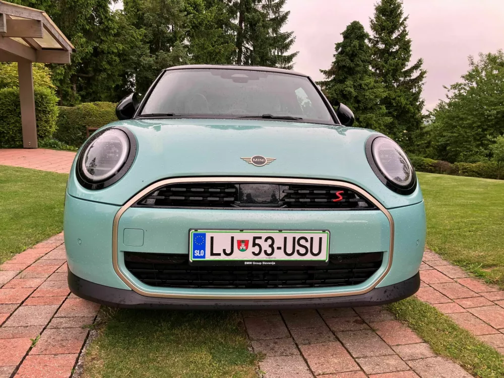 Mini cooper S 3v: S palcem, obrnjenim navzgor