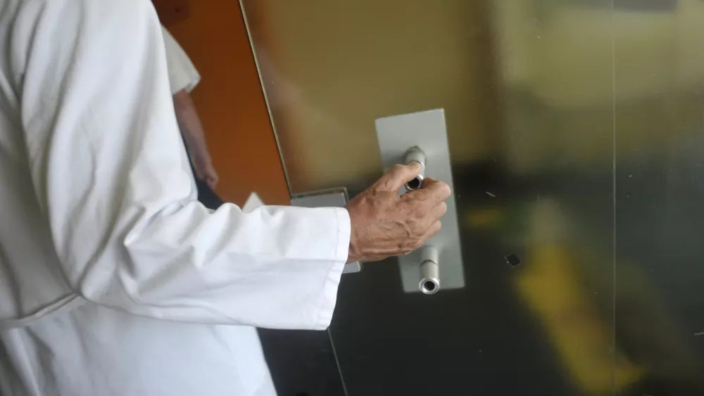 - ilustrativna fotografija zdravstvo, zdravniki, zdravnice, medicinske sestre, UKC Ljubljana, klinični center, bolni&scaron;nica//FOTO: Tomaž Zajel&scaron;nik