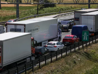 - Kolona vozil, DARS, Avto cesta, - 19.06.2025. - Zastoj na zahodni ljubljanski obvoznici med Kosezami in razcepom Kozarje zaradi začetka počitnic in praznikov v sosednjih državah.//FOTO: Bojan Velikonja